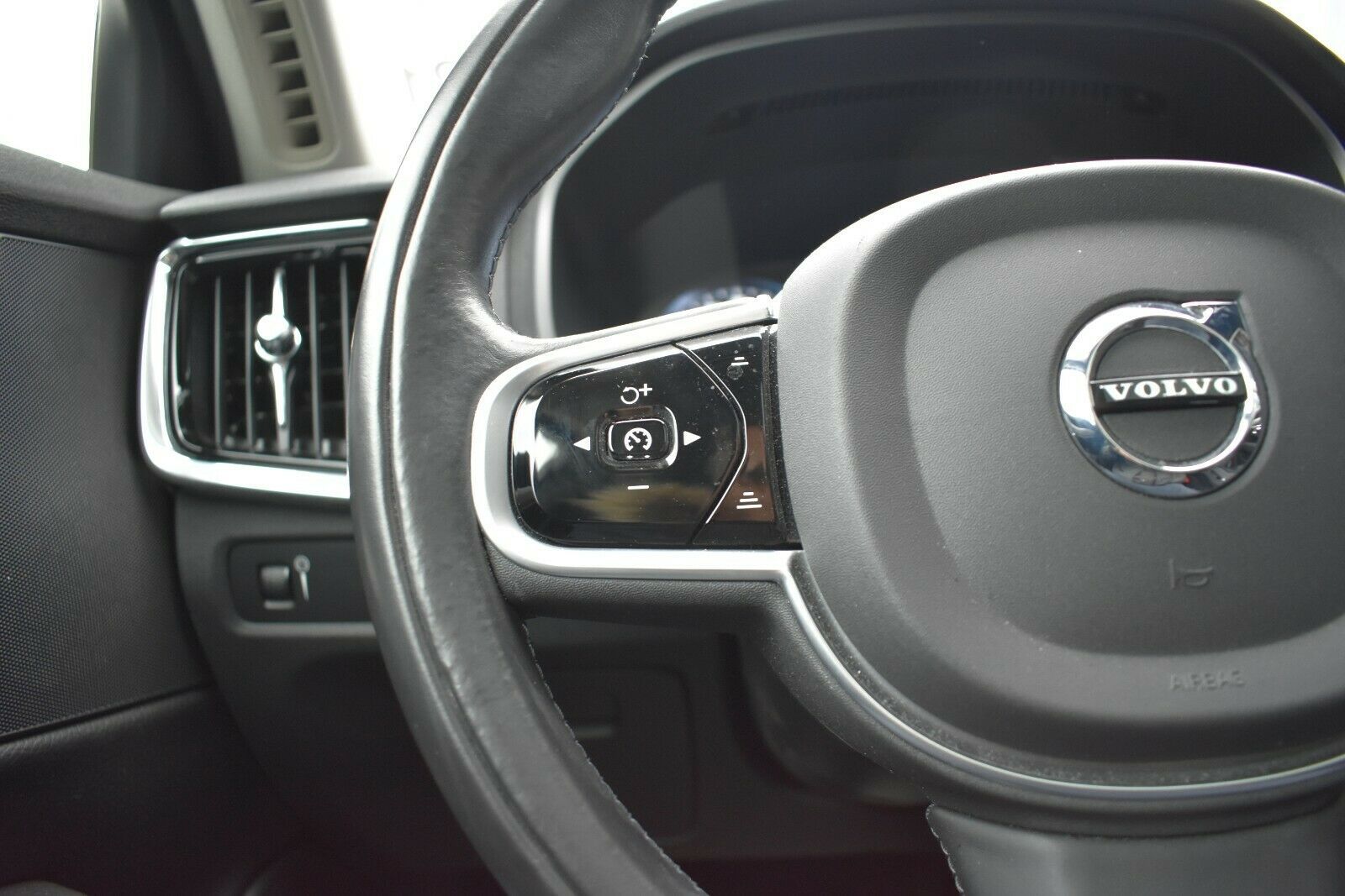 Fahrzeugabbildung Volvo S 90 T5 Lim*Mom*LED*Navi*STHZ*Miete*MIETKAUF