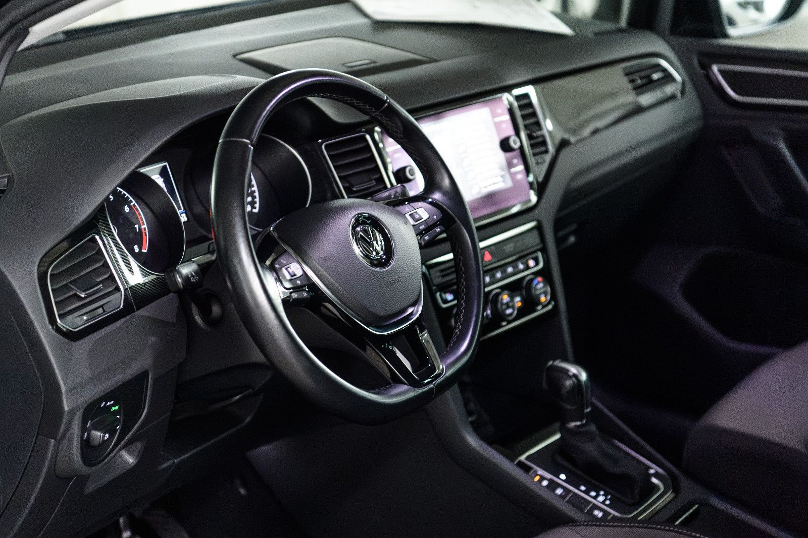 Fahrzeugabbildung Volkswagen Golf Sportsvan VII Highl+AHK+LED+GRA+SHZ+ALUFELG