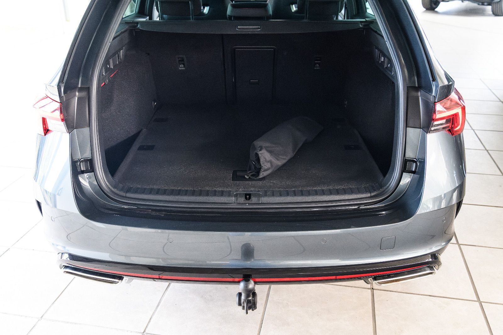 Fahrzeugabbildung SKODA Octavia 2.0 TSI DSG RS COMBI NAVI/ACC/AHK/SZH