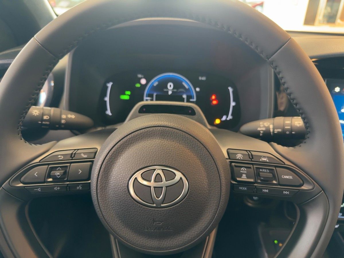 Fahrzeugabbildung Toyota 1,5 Hybrid Teamplayer *SHZ *RCAM *LED*
