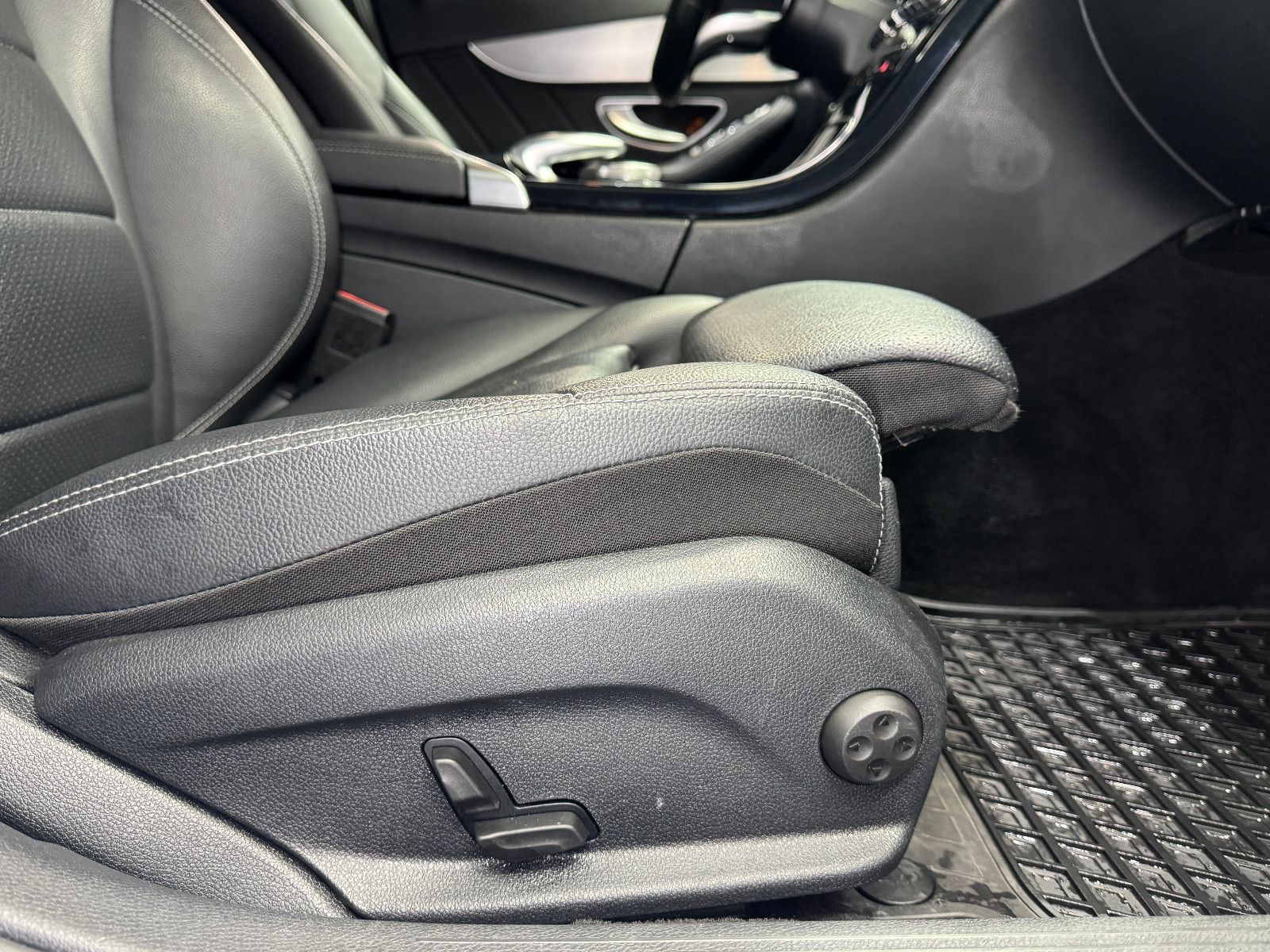 Fahrzeugabbildung Mercedes-Benz Mercedes Benz C 300e T-Modell |BURMESTER|AHK