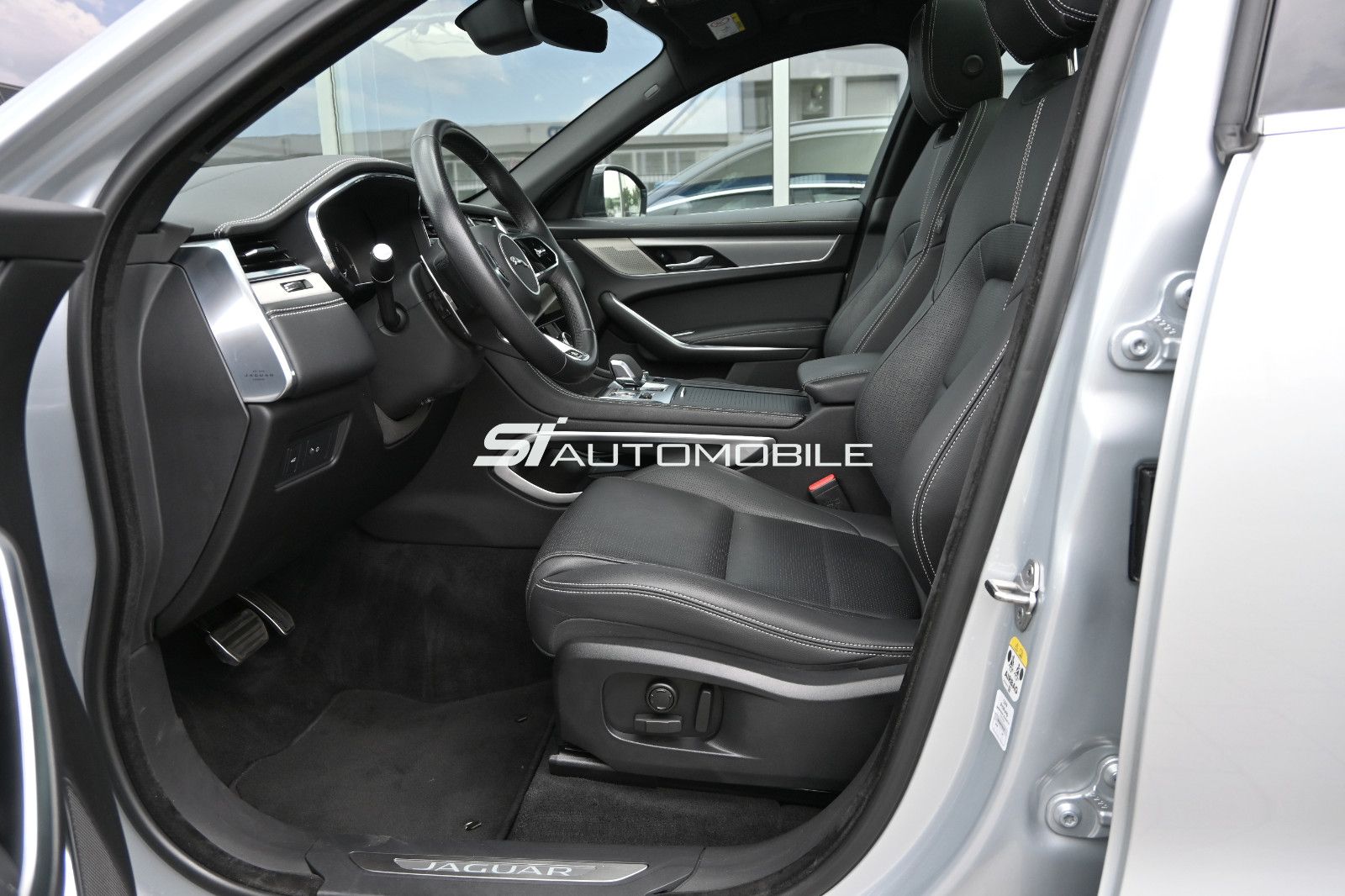 Fahrzeugabbildung Jaguar F-Pace D300 R-DYNAMIC SE AWD °ACC°AHK°HUD°PANO°