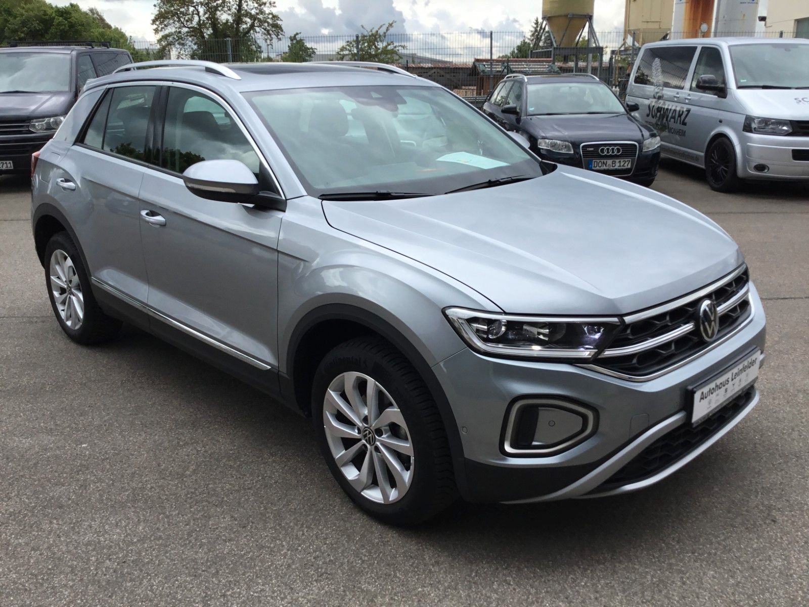 Fahrzeugabbildung Volkswagen T-Roc 1.5 TSI DSG Style+AHK+MatrixLED+ACC+Pano