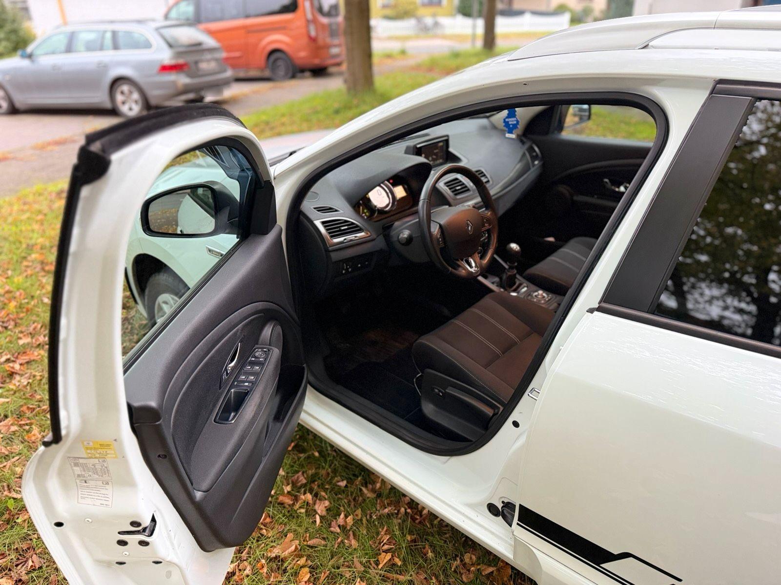 Renault Megane 2014 — rear view