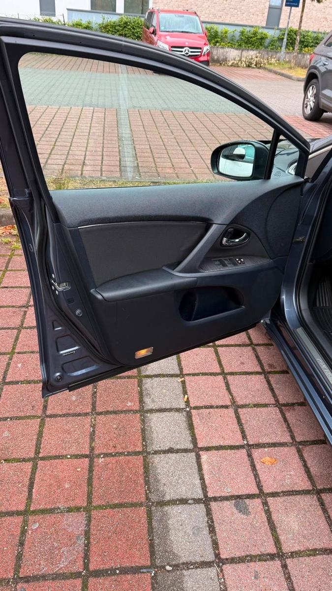 Toyota Avensis 2011 — photo 12