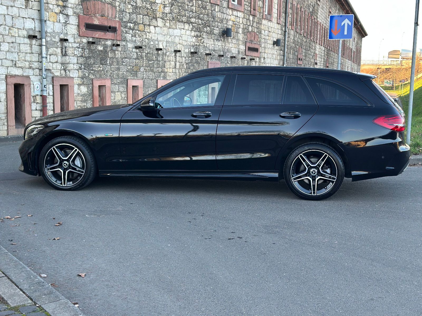 Fahrzeugabbildung Mercedes-Benz C 300 de T AMG LINE*MODELLJAHR 2020+LED+1.HAND*