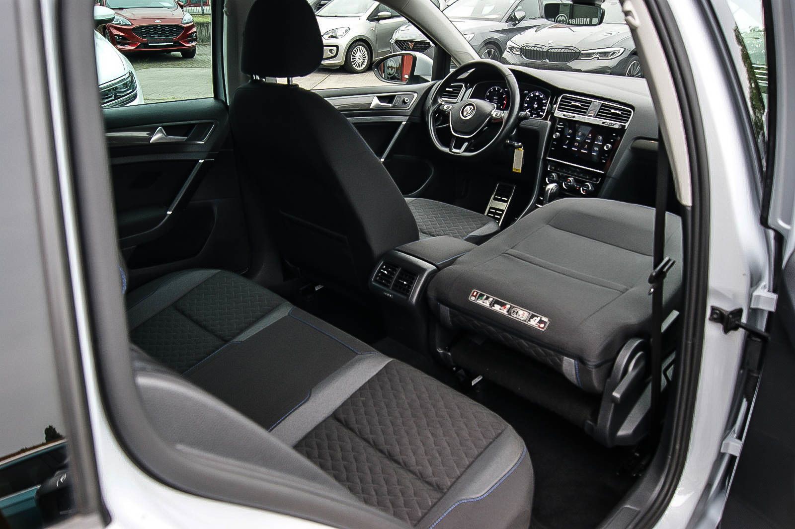 Fahrzeugabbildung Volkswagen Golf VII Variant 14TSI DSG JOIN ANHZV KAMERA PDC