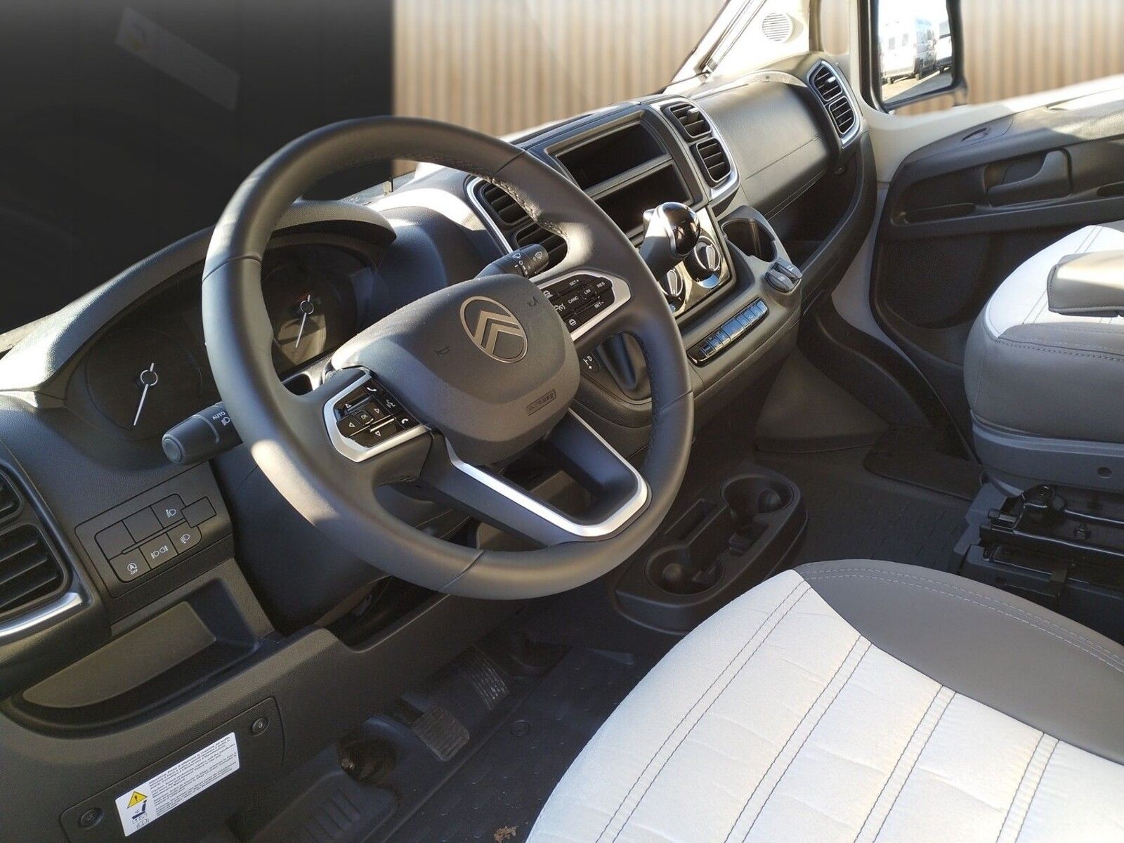 Fahrzeugabbildung Sunlight Adventure Cliff 640 Automatik, Dörr Edition, LTE