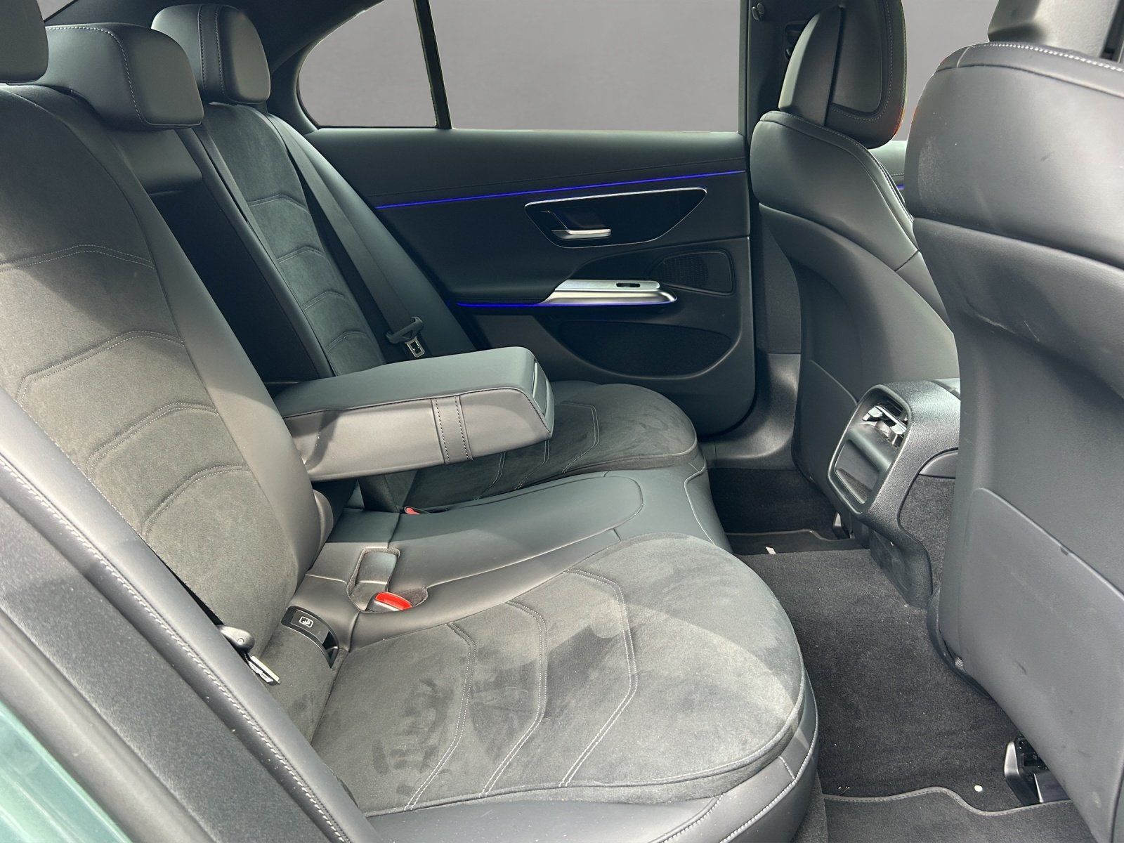 Fahrzeugabbildung Mercedes-Benz E 200 AMG Pano DISTRO Kamera NIGHT KeyGO 19"