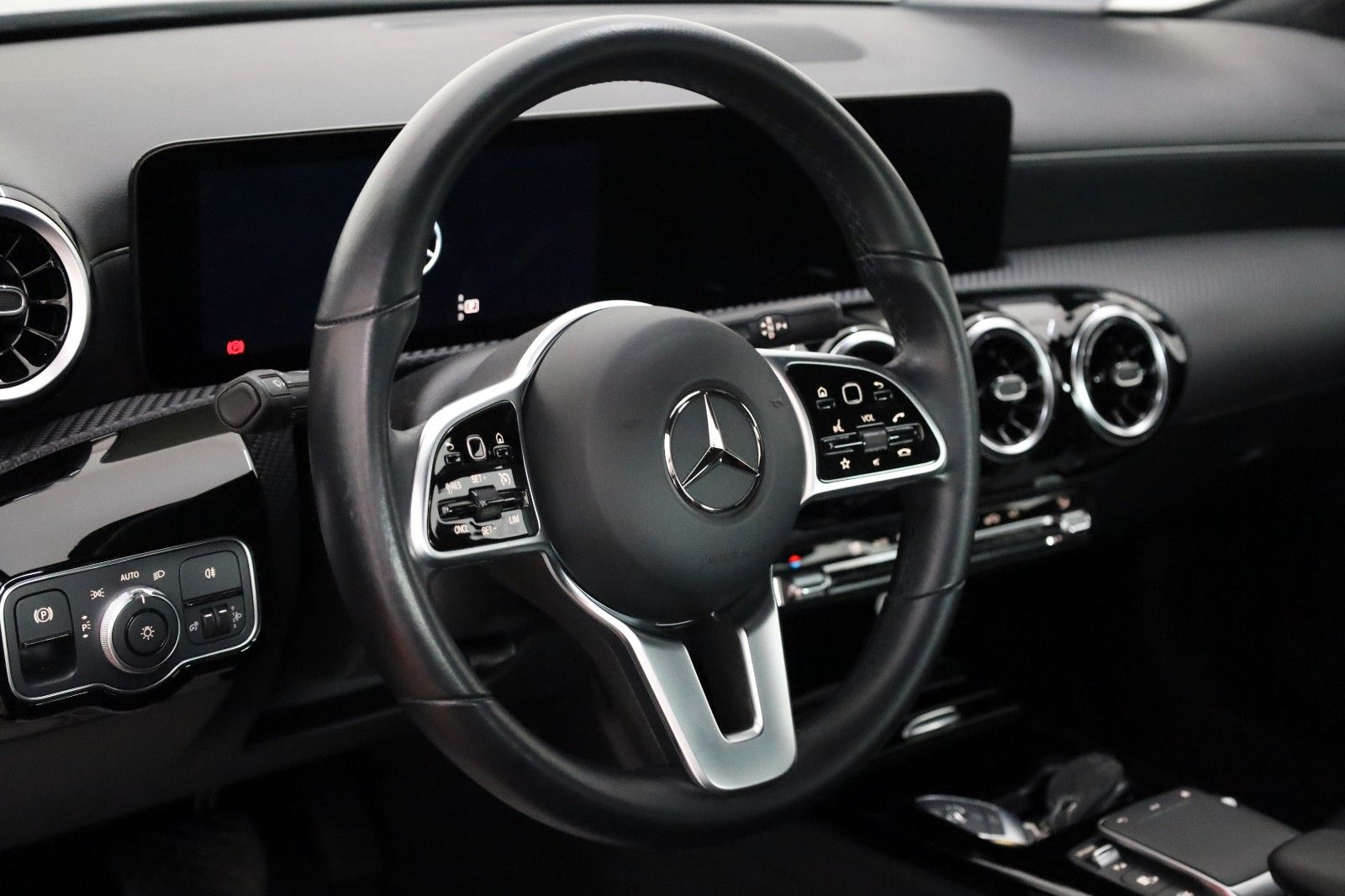 Fahrzeugabbildung Mercedes-Benz CLA 200 d, Navi, SH, Carplay, Kamera, Widescreen