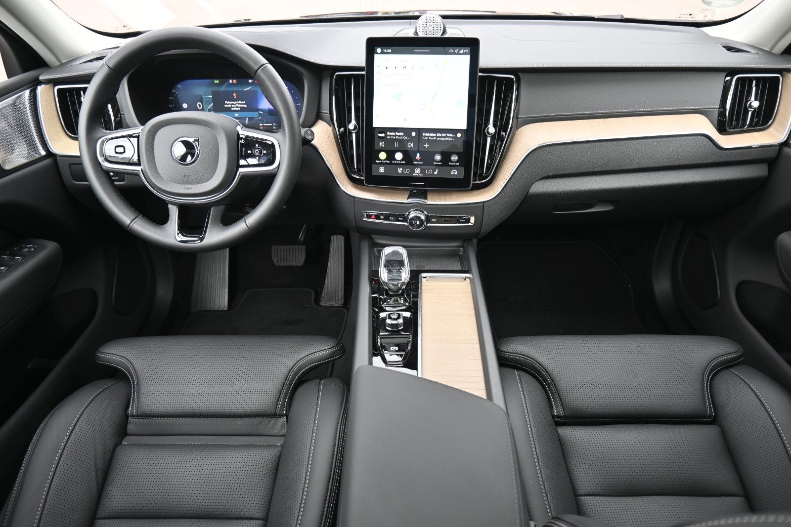 Fahrzeugabbildung Volvo XC60 T8 RC AWD Ultra Dark*LUFT*AHK*ACC*FACELIFT