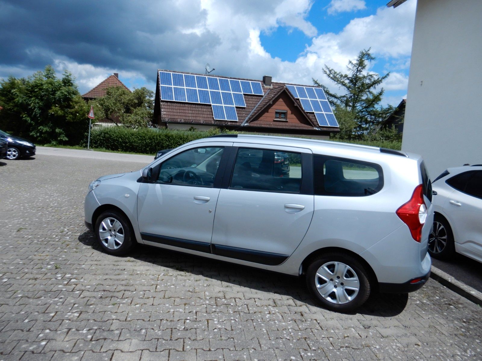 Fahrzeugabbildung Dacia Lodgy 1.6 Celebration PDC Telefon Klima 2. Hand