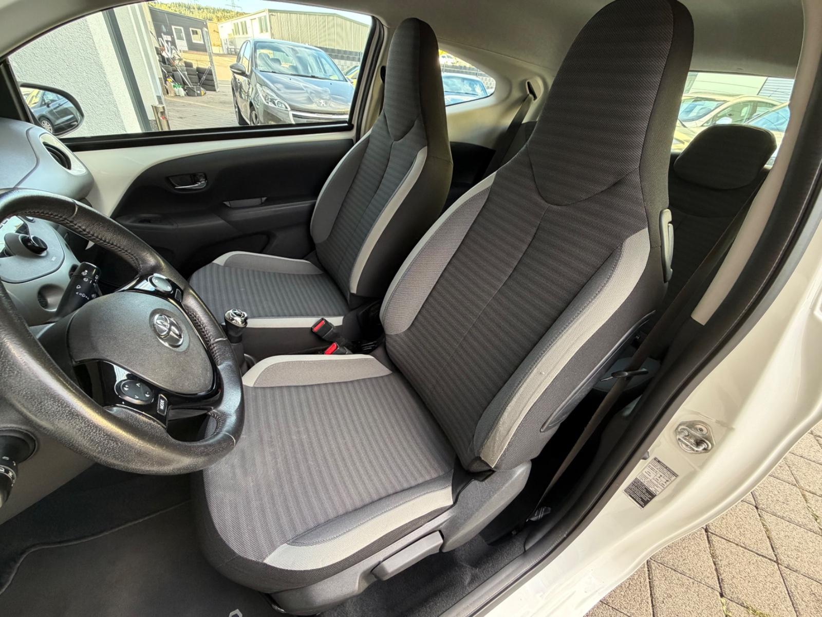 Toyota AYGO x-play *LED*BT*Klima*Tempomat*Lederlenkrad*
