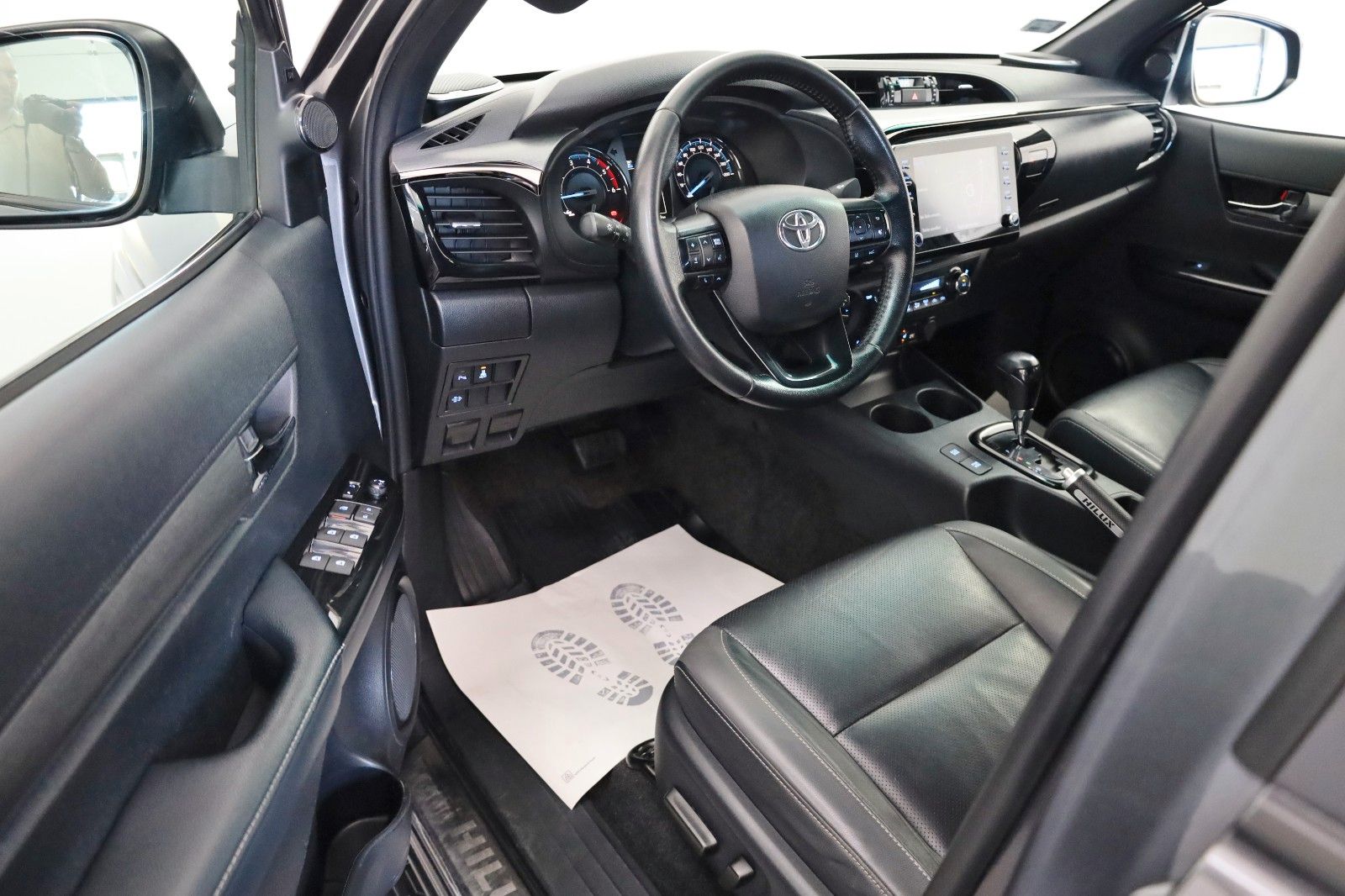 Fahrzeugabbildung Toyota Hilux 2.8 D-4D Invincible, Rollbügel, Rollo, AHK