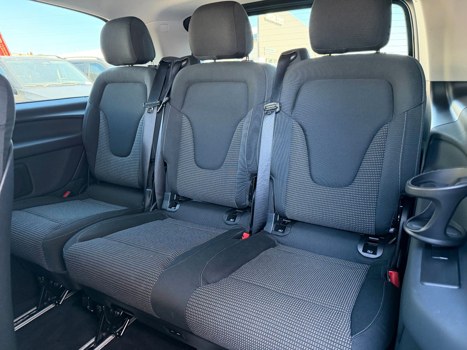 Fahrzeugabbildung Mercedes-Benz V 220 d STYLE AHK2,5to MULTIBEAM 360 DISTRONIC