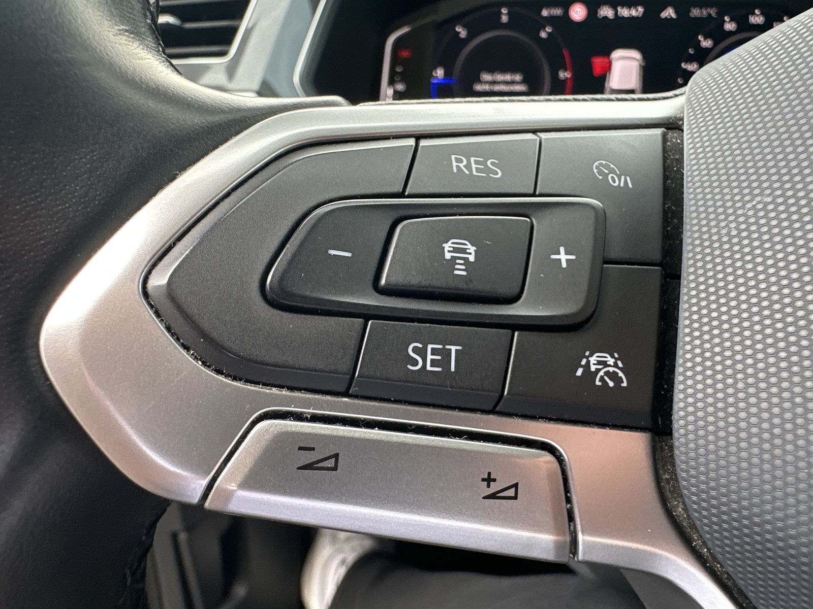 Fahrzeugabbildung Volkswagen Tiguan Allspace 4M Elegance NAV+MATRIX+AHK+PANO
