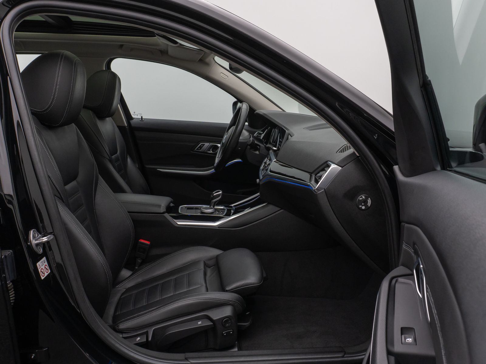 Fahrzeugabbildung BMW 320d  Sport Line Panorama HUD DAB Lordos LED PDC