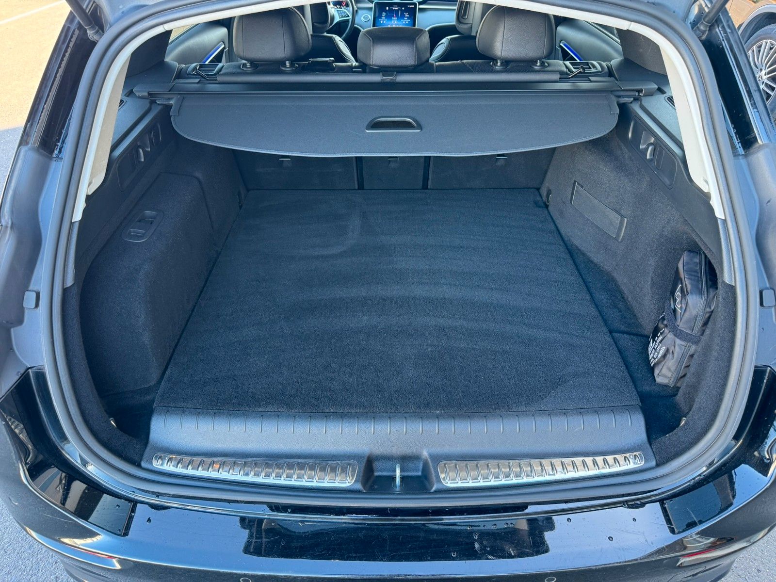 Fahrzeugabbildung Mercedes-Benz C 300e T Avantgarde AHK+Distr+Night+Ambiente+RFK