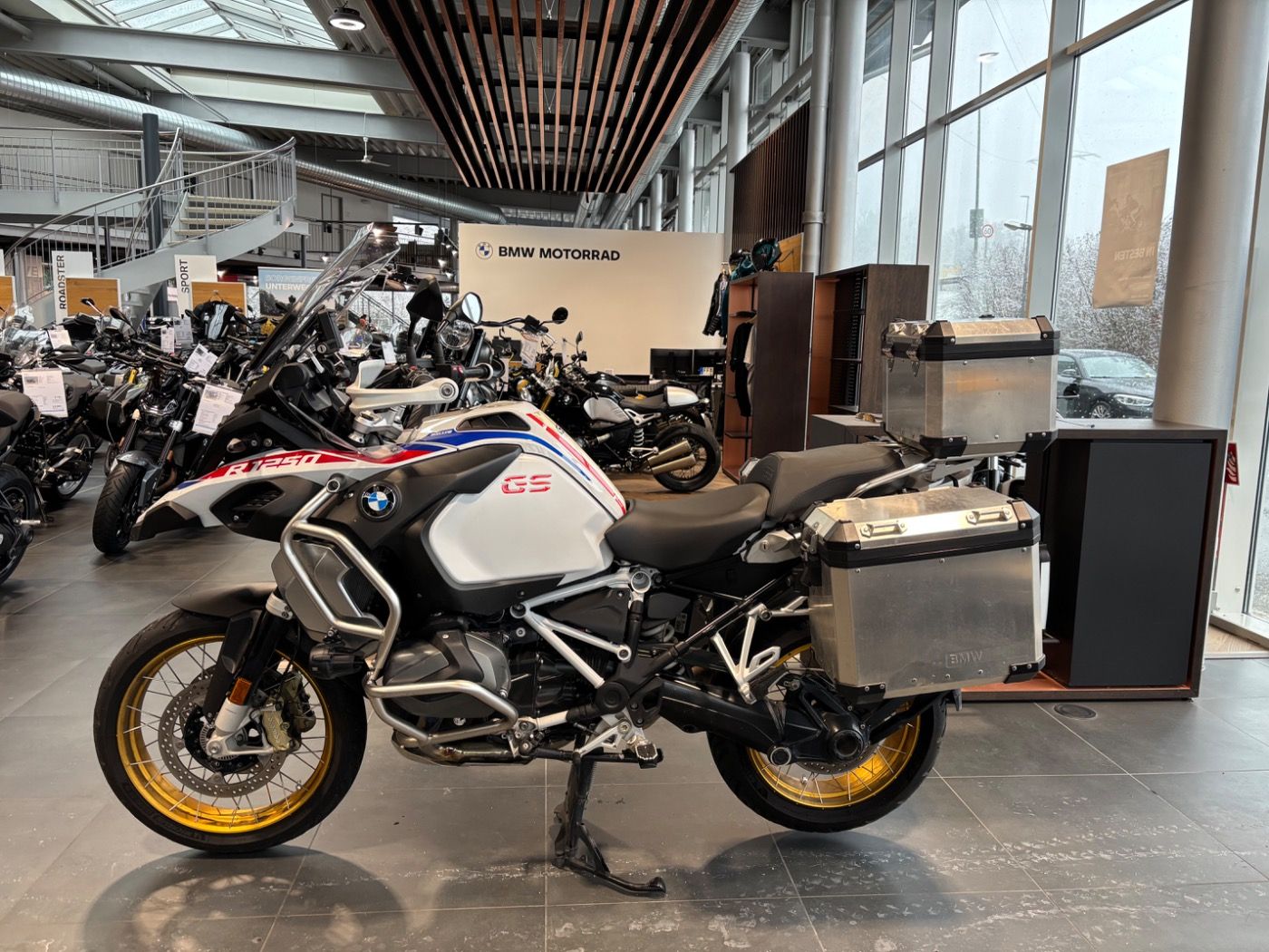 Fahrzeugabbildung BMW R 1250 GS Adventure mit Tieferlegung Akrapovic A