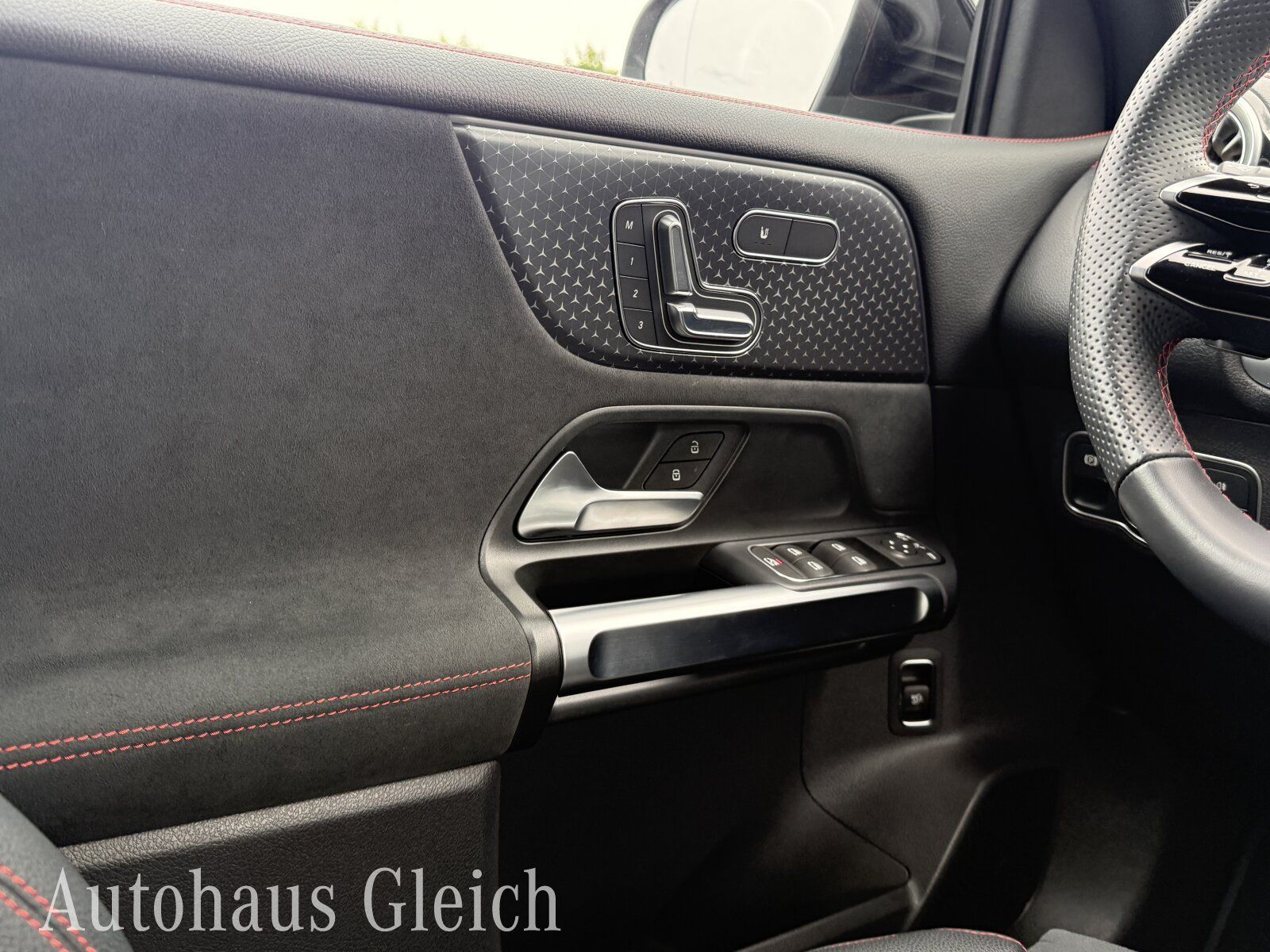 Fahrzeugabbildung Mercedes-Benz EQB 250 + AMG Line Navi/KEYLESS-Go-Paket/Klima