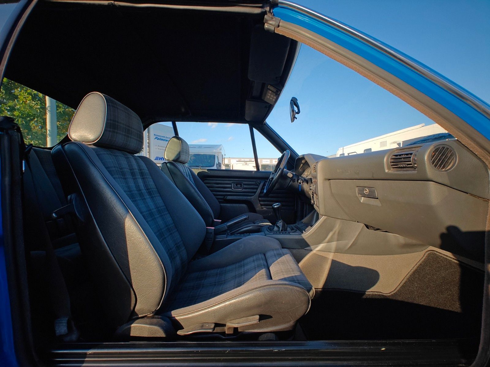Fahrzeugabbildung BMW 318i Cabrio E30 - Lack NEU, Verdeck NEU