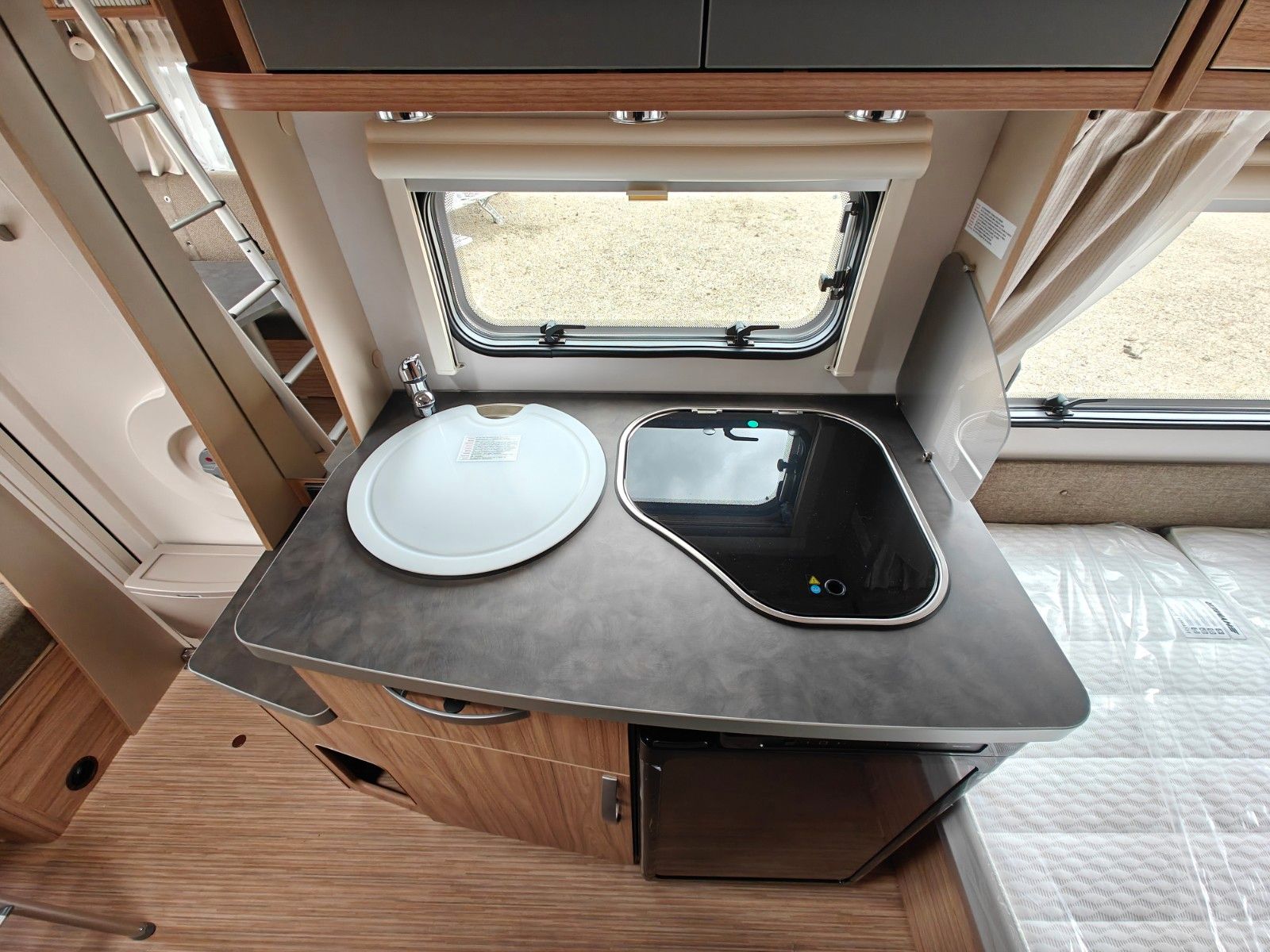 Fahrzeugabbildung HYMER / ERIBA / HYMERCAR Feeling 425 Schlafdach - JETZT 6.464€ SPAREN !!!