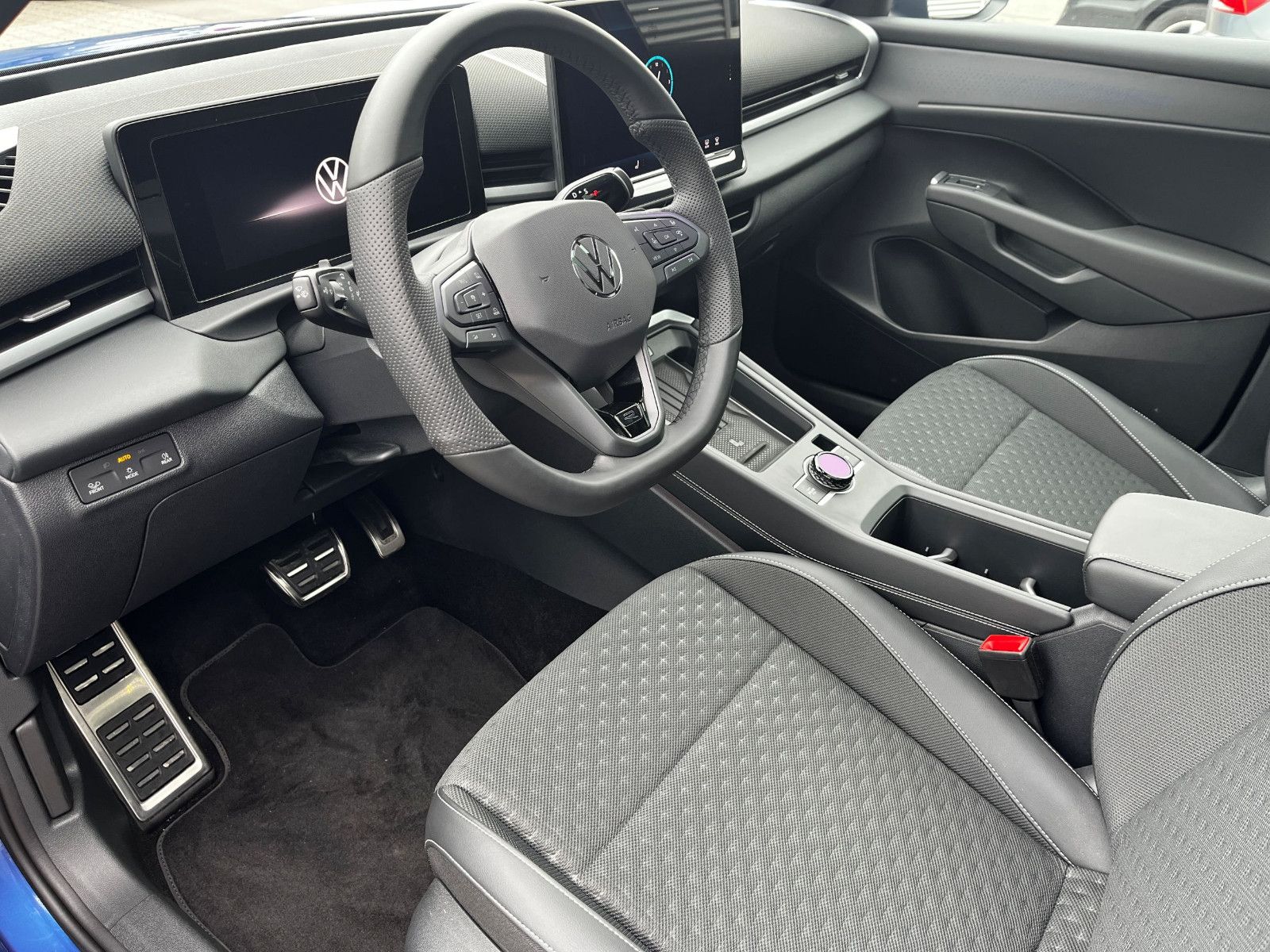 Fahrzeugabbildung Volkswagen T-Roc 1.5 eTSI 140KW ABT R-Line DSG PAN NAV 20"