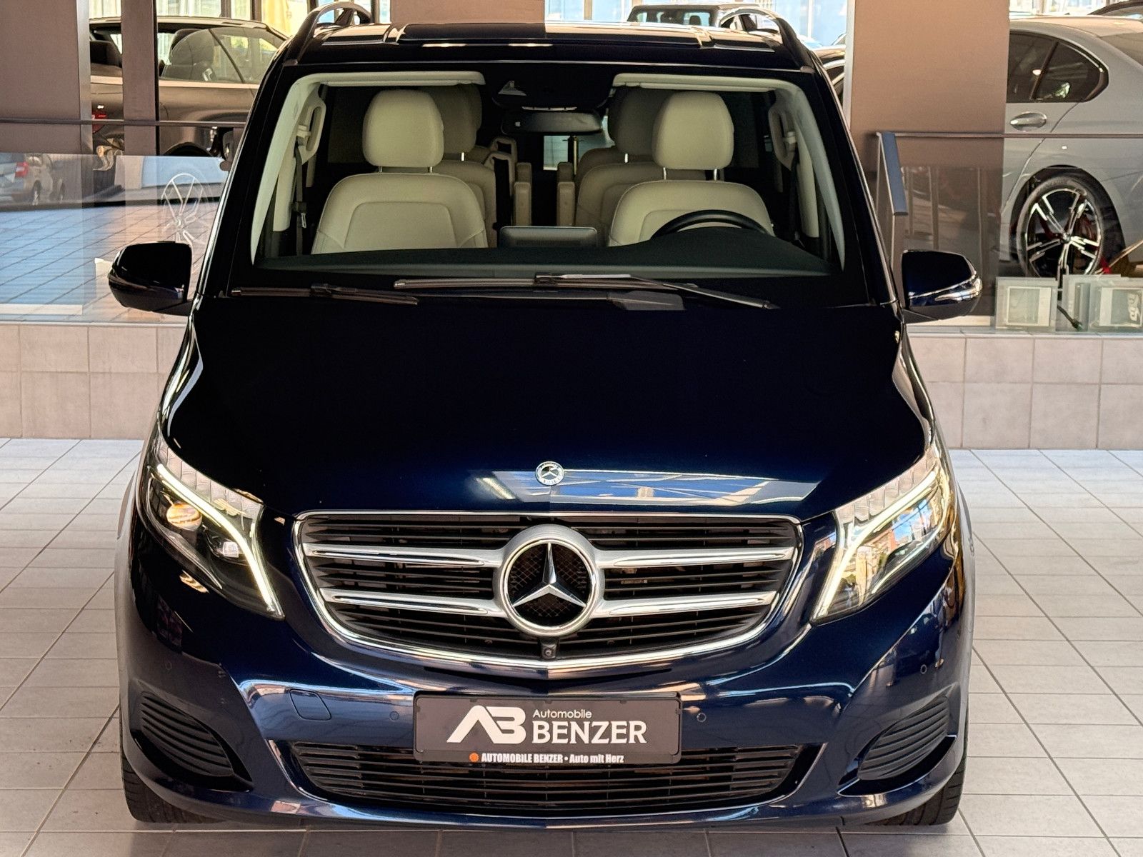 Fahrzeugabbildung Mercedes-Benz V 250/AVANTGARDE/LANG/4MATIC/LEDER/LED/NAVI/6SIT