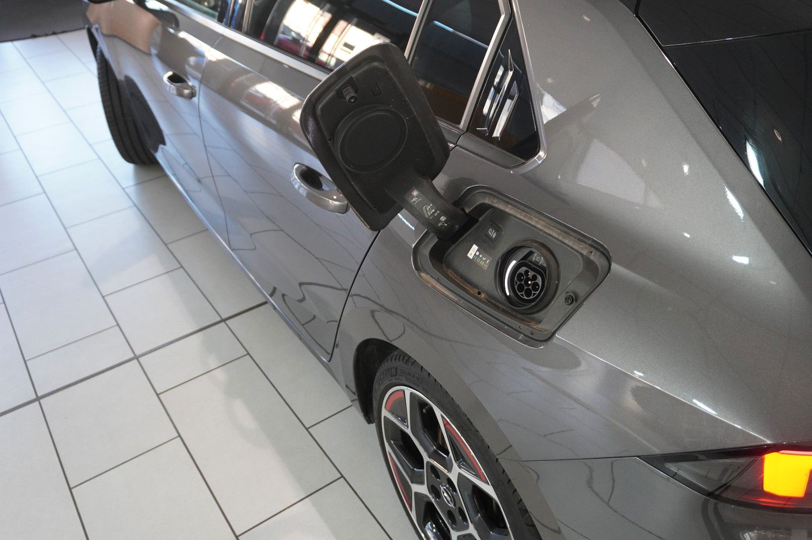 Fahrzeugabbildung Opel Astra L Lim. 1.6 HYBRID GS SPORT NAVI/360°/SPORT