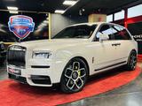 Rolls-Royce Cullinan 4-SI CRBON TV BESPO BLACK-BADGE STAR KÜ - gebrauchte Rolls-Royce Cullinan aus dem Jahr 2024