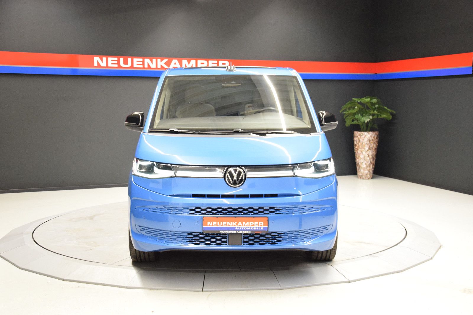 Fahrzeugabbildung Volkswagen T7 Multivan Style DSG Pano vis-a-vis Matrix AHK