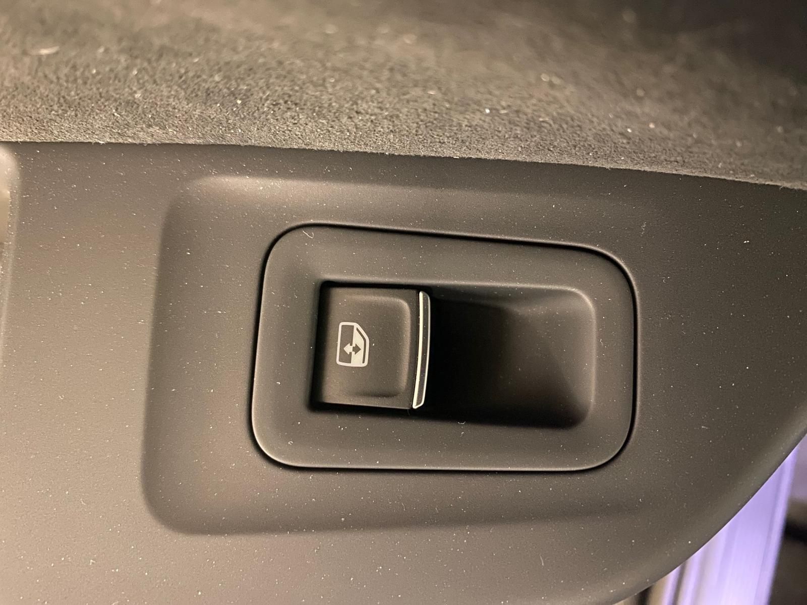 Fahrzeugabbildung Volkswagen Golf 1.5 eTSI R-Line DSG+ACC+360°+HUD+HARMAN KAR