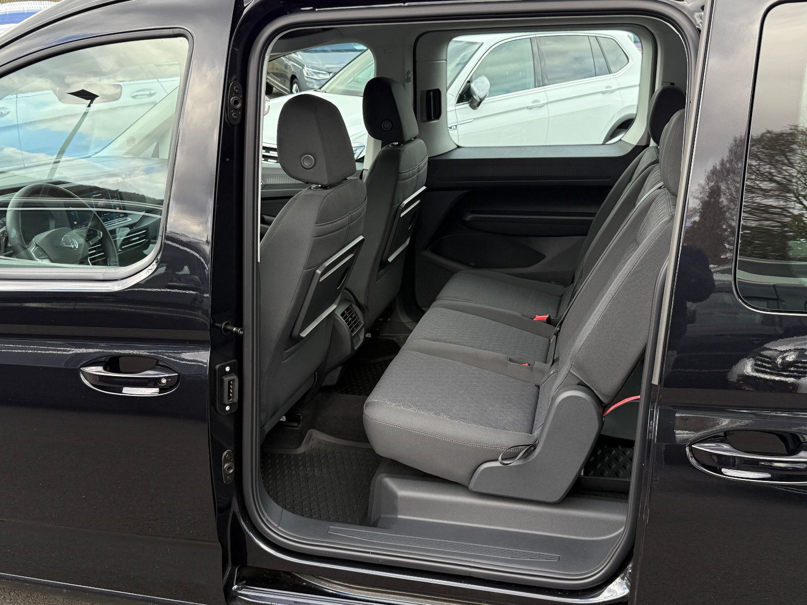 Fahrzeugabbildung Volkswagen Caddy Life Maxi TSI DSG ACC AHK LED Kamera Sthz