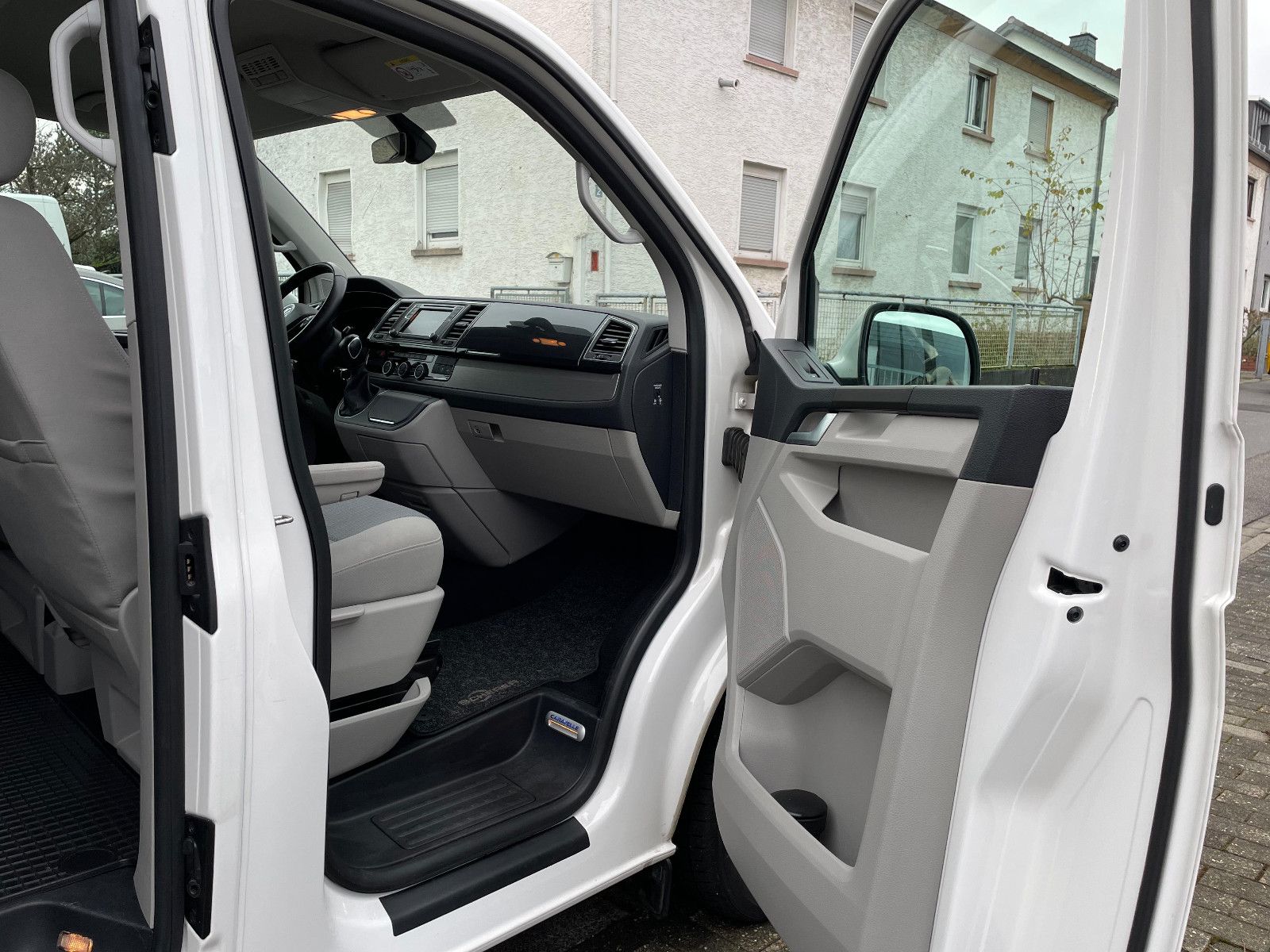 Fahrzeugabbildung Volkswagen T6 Caravelle Comfortline lang 9Sitze Automatik