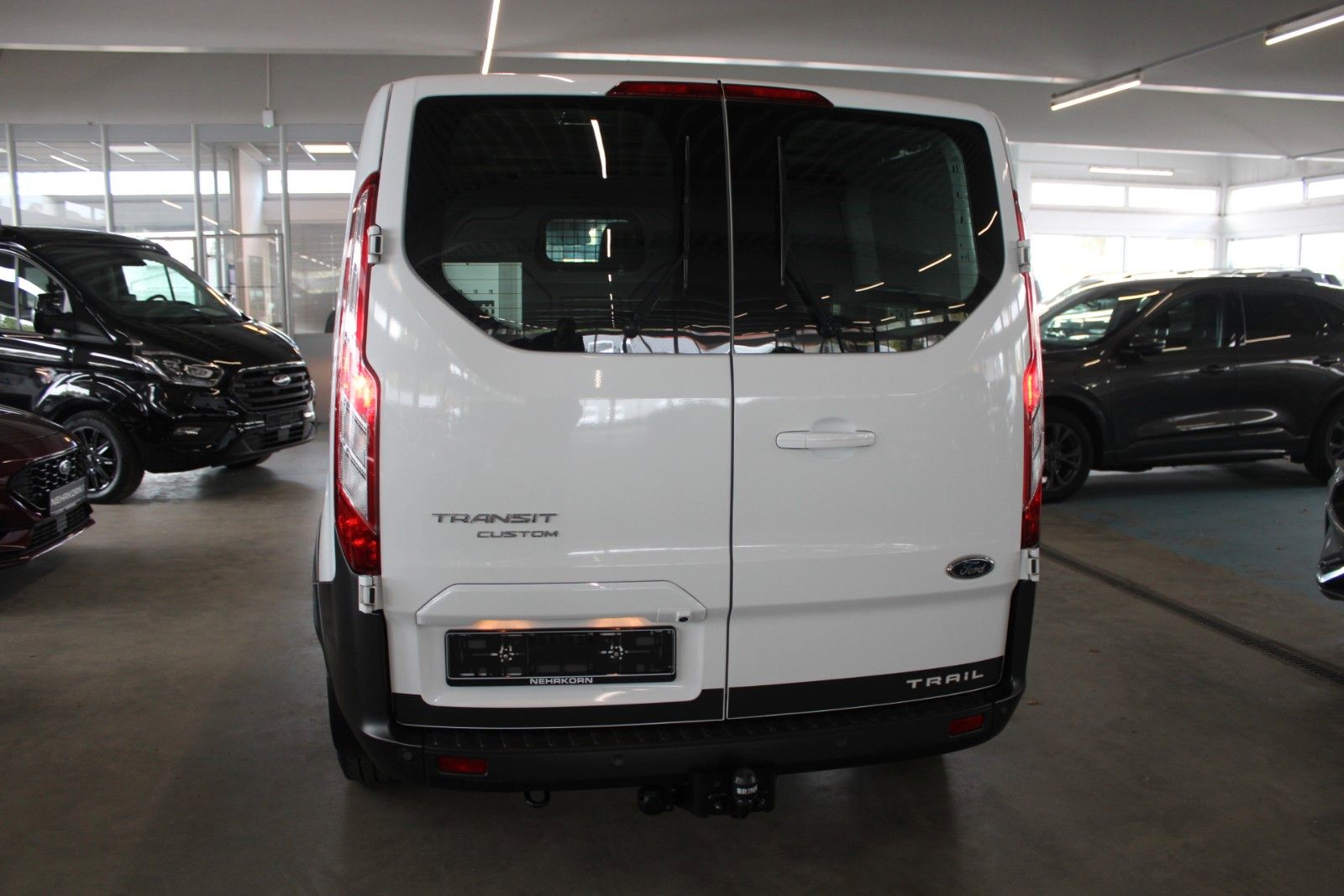 Fahrzeugabbildung Ford Transit Custom TRAIL AHK Bott Einrichtung Leder