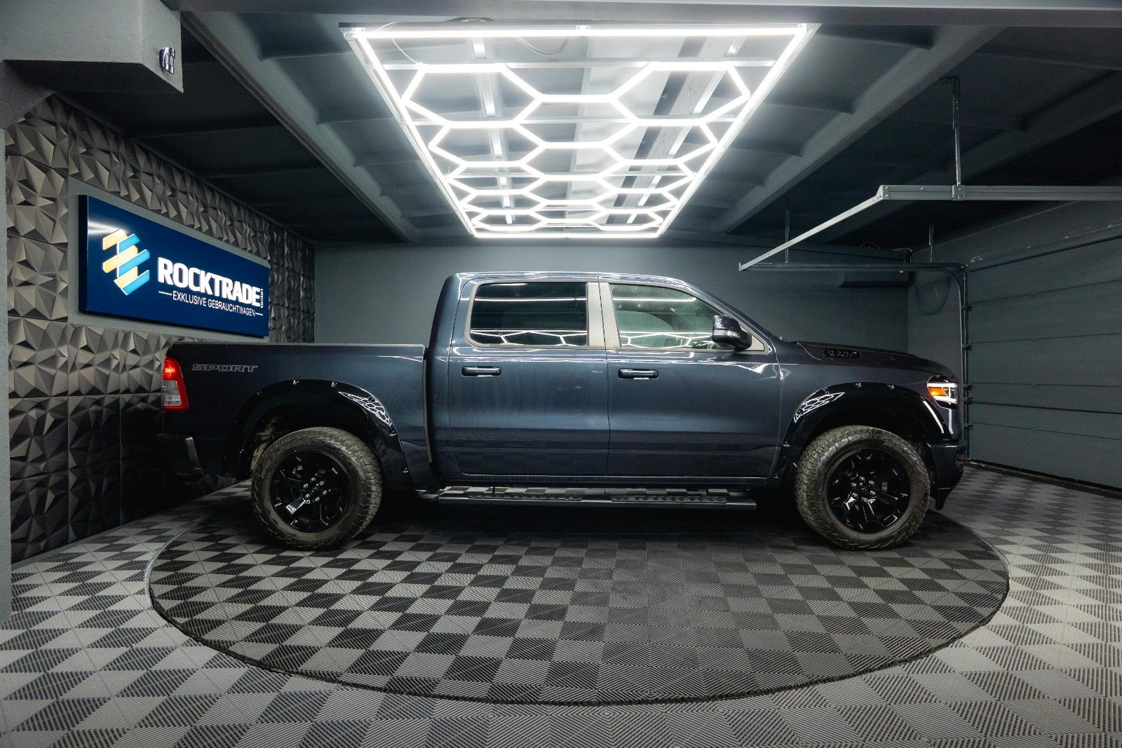 Fahrzeugabbildung Dodge RAM 5.7 V8 HEMI 4x4 OFFROAD Night Limited 19%