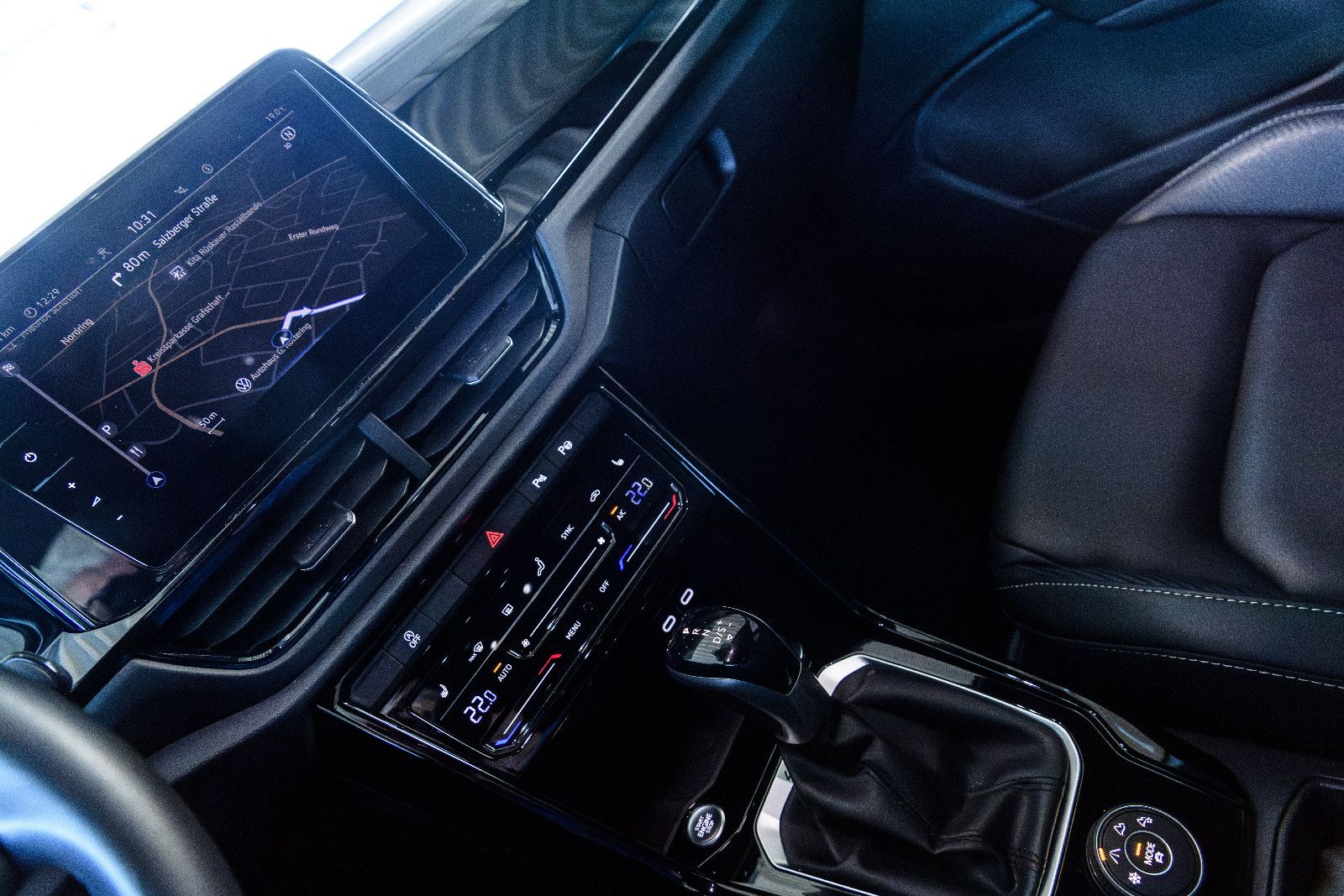 Fahrzeugabbildung Volkswagen T-Roc R-Line ALLRAD+LEDER*AHK*LED*NAVI*RFK*IQ