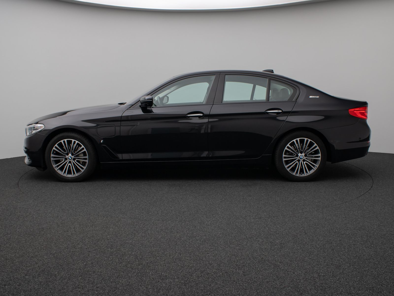 Fahrzeugabbildung BMW 530e iP Sport Line 360°HUD HiFi SoftCl Komfort
