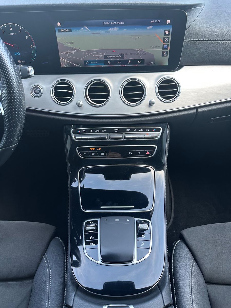 Fahrzeugabbildung Mercedes-Benz E 300 de T AMG Line NAV+LED+AHK+18ZO+360°