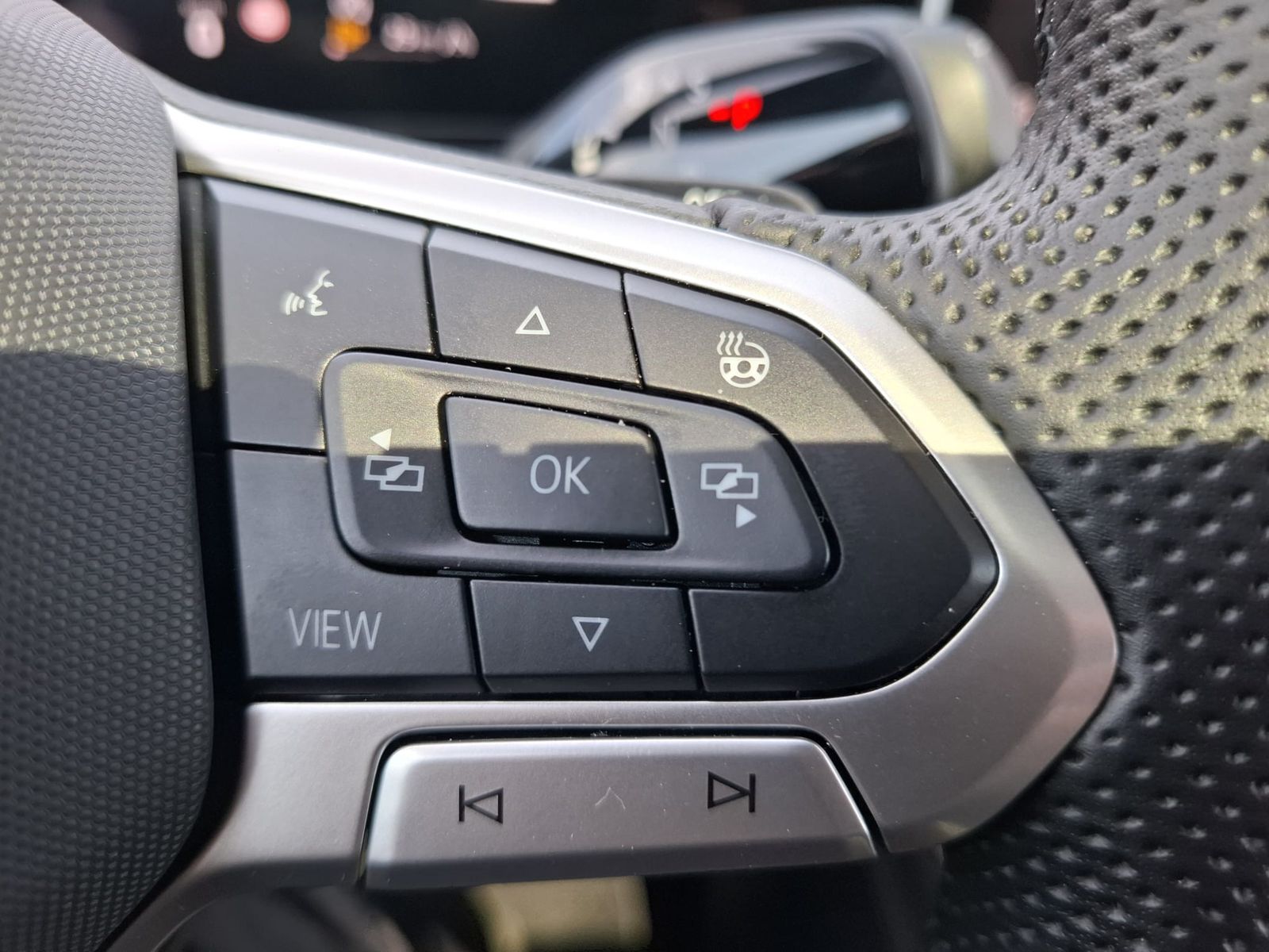Fahrzeugabbildung Volkswagen Tiguan 2.0 TDI R-Line 4M Pano*Black*Matrix*AHK