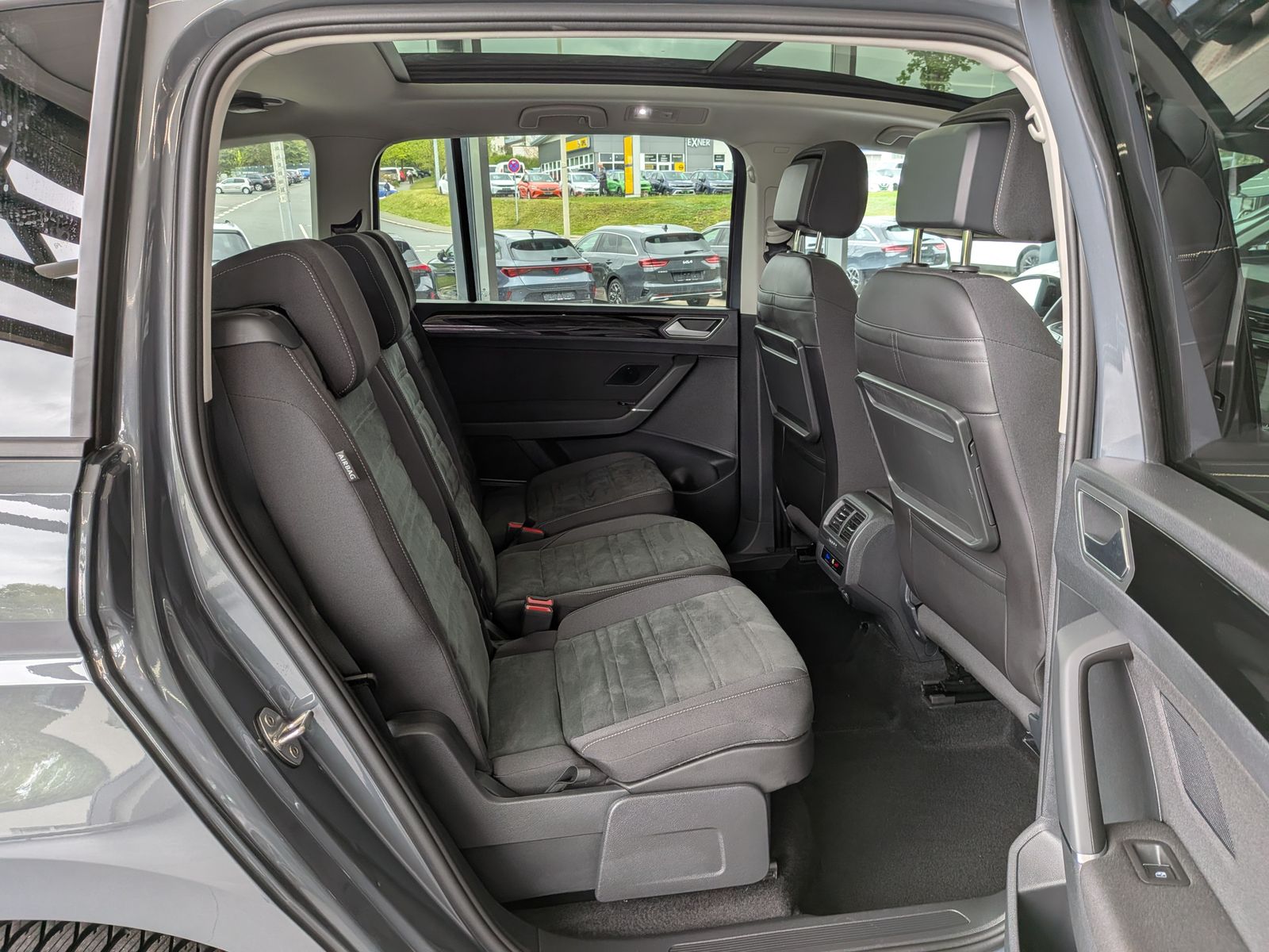 Fahrzeugabbildung Volkswagen Touran 2.0 DSG R-Line High Pano 7-Si IQ AHK VOLL