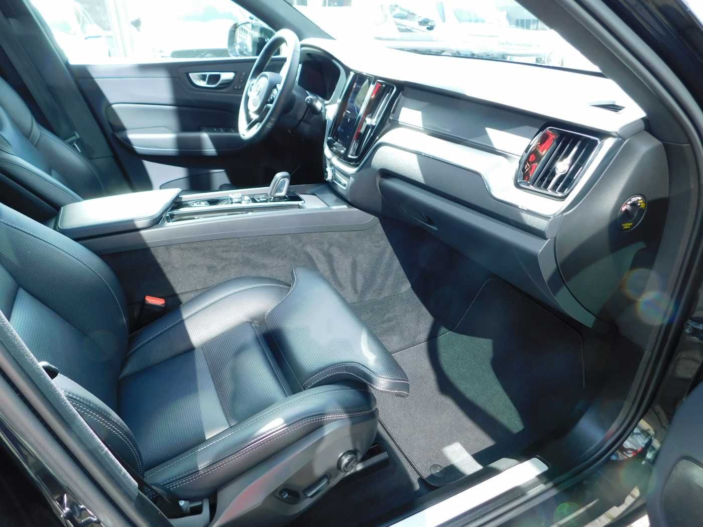 Fahrzeugabbildung Volvo XC60 T6 AWD Recharge R-Design