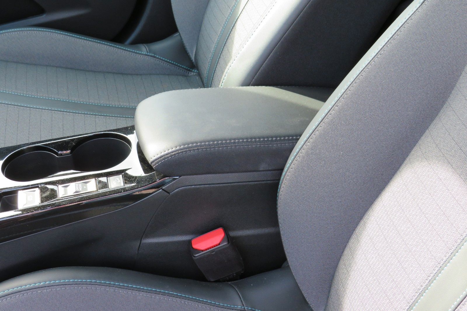 Fahrzeugabbildung Peugeot 2008 e- ALLURE NAVI GRA APP-CON SITZH. PDC 1.HD