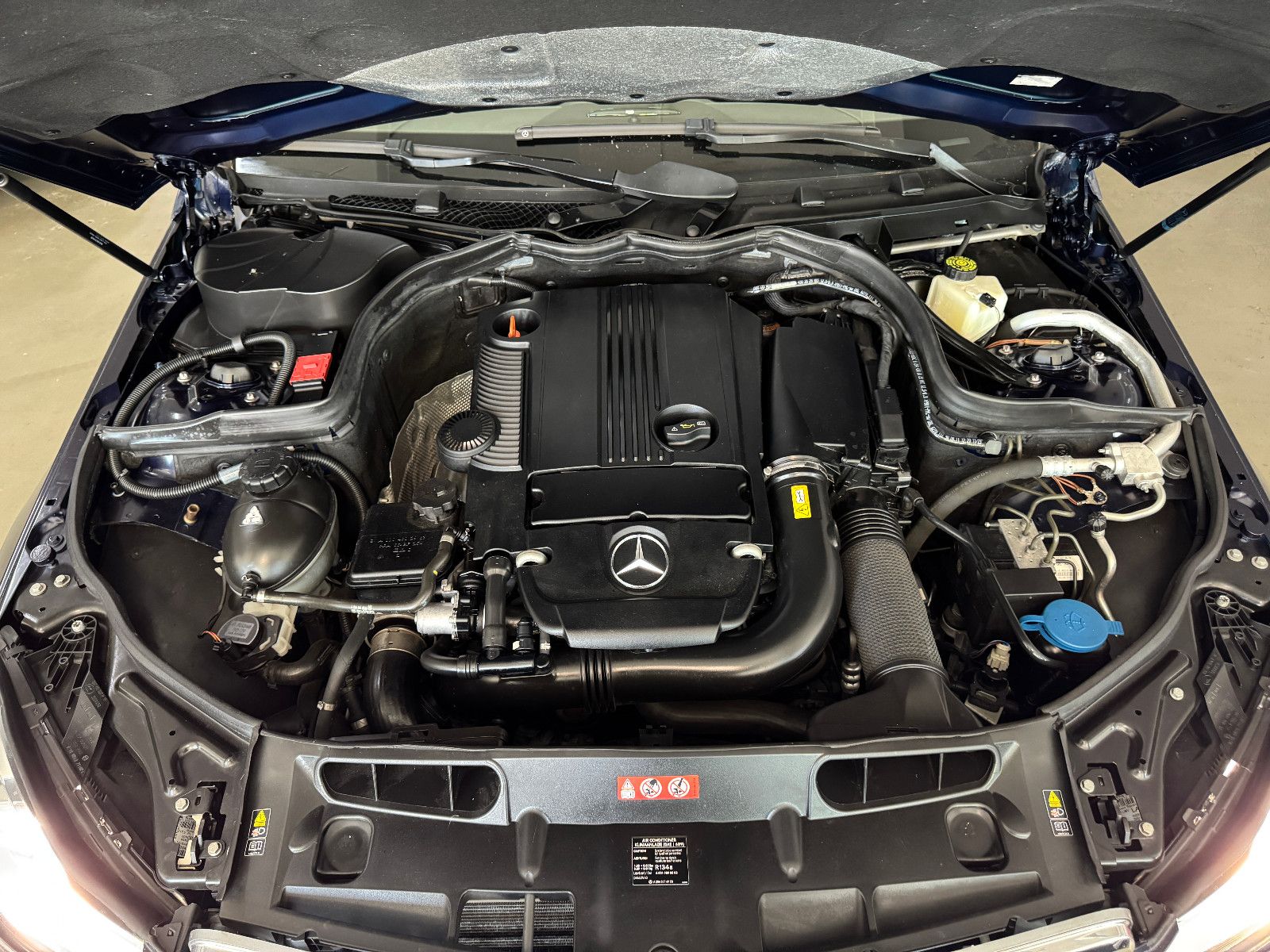 Fahrzeugabbildung Mercedes-Benz C 250 CGI BE 7GT ELEGANCE COMAND ILS KAMERA 1.VB