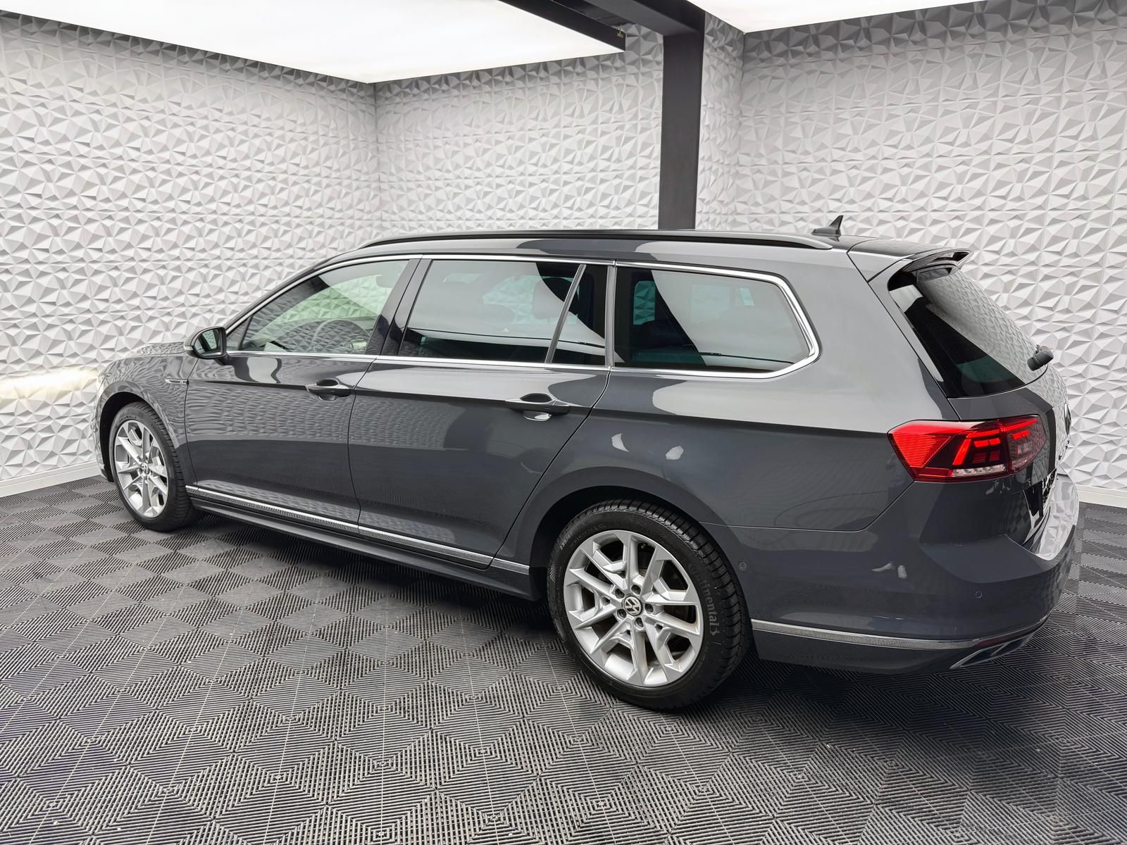 Fahrzeugabbildung Volkswagen PASSAT 2.0 TDI R-LINE/4MOTION/AHK/PANO/360°/ACC