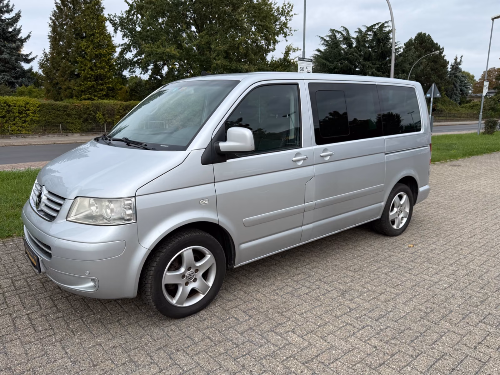 Volkswagen T5 Multivan Comfortline 2.5 TDI 5 cyl. 174 ch BVM / 7 places / Chauffage auxiliaire / GPS / Attelage 2,5 t