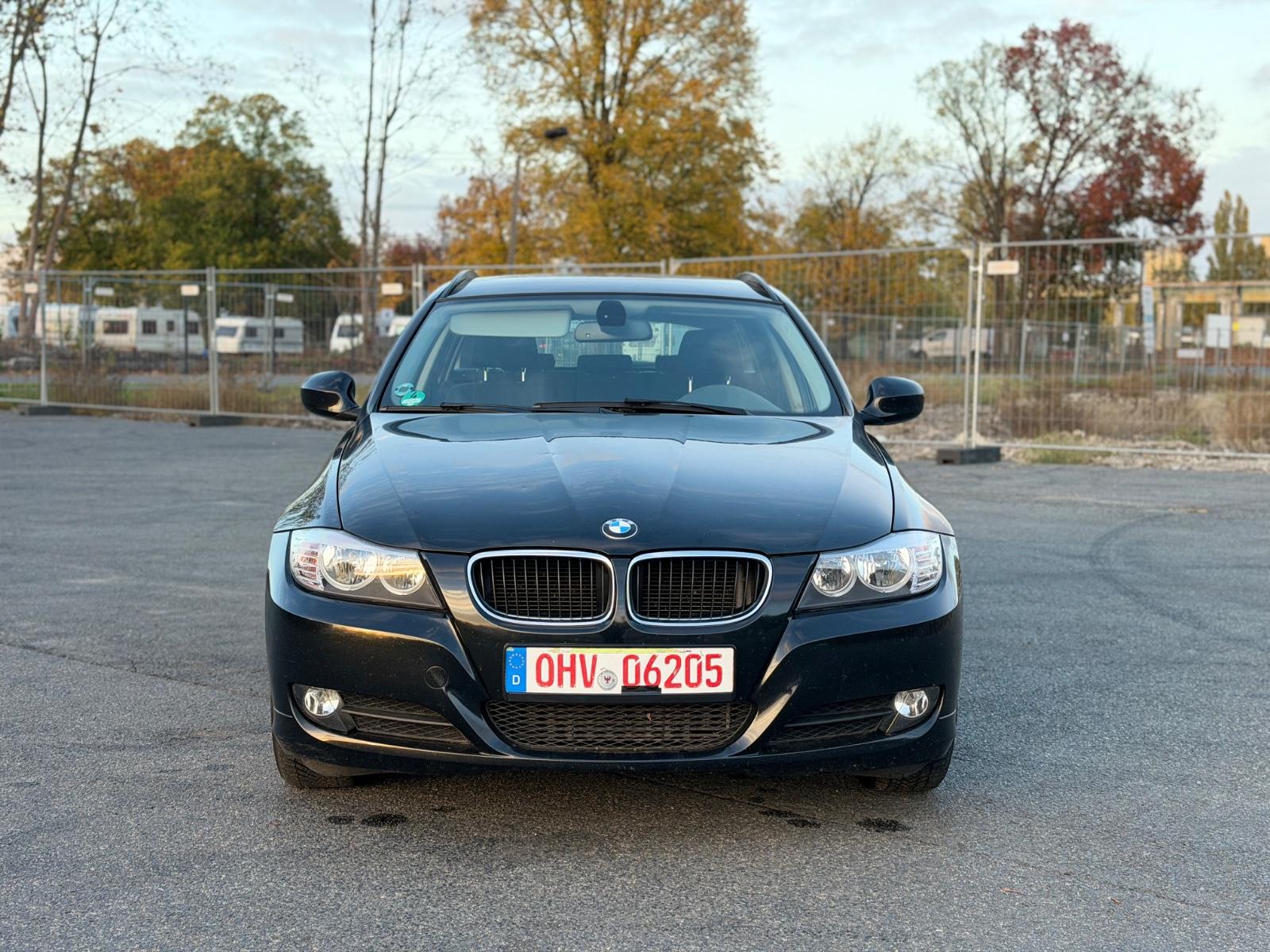 BMW 318 2012 — rear view