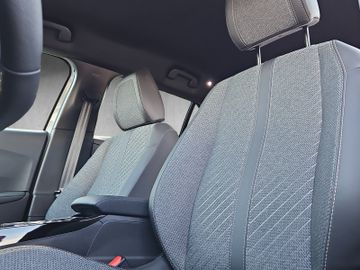 Peugeot E-2008 ALLURE Elektro 360°Kam*Keyless*Navi*