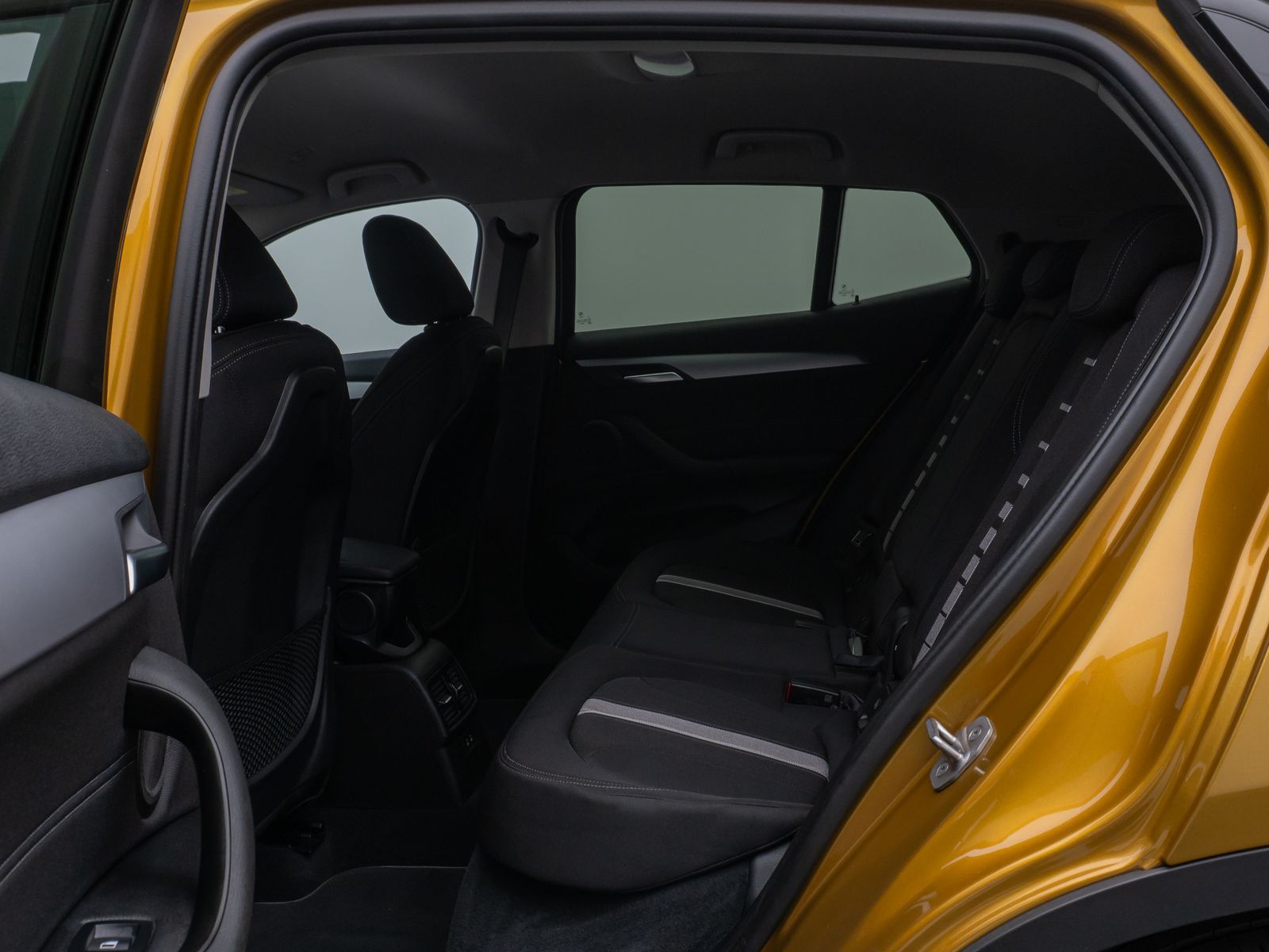 Fahrzeugabbildung BMW X2 xD25e Kamera HUD DAB Navi+ Alarm Sport LED