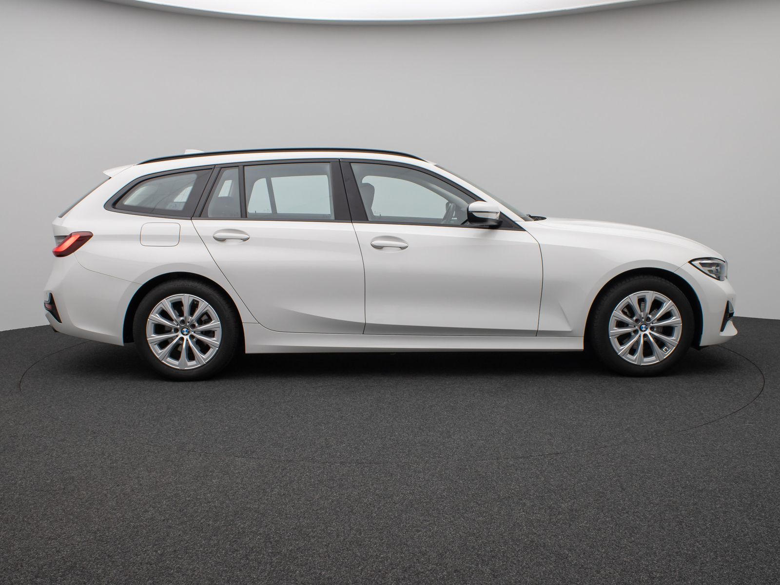 Fahrzeugabbildung BMW 320d Panorama DAB HiFi Stop&Go Alarm AHK PDC